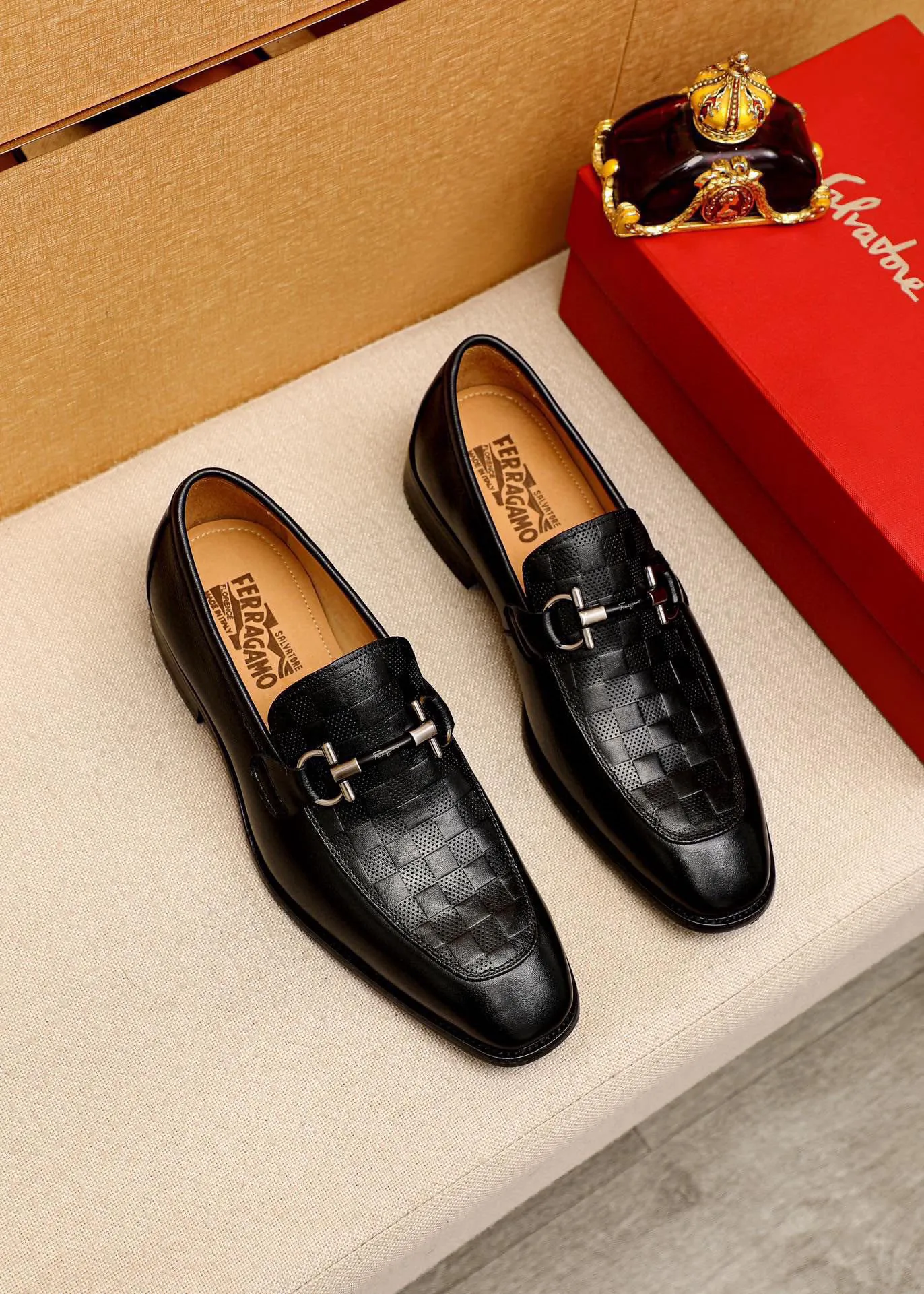 Men's shoes 💰460 💐 Product trademark: Ferragamo "Ferragamo" casual leather shoes Regular size: 38-44 (custom-made for 45🉑️) Product materials: Selected imported first-layer calfskin embossed upper + original hardware buckle, imported water-dyed cowhide leather lining. Strong three-dimensional visual effect, combined outsole Color: 1⃣️color optional